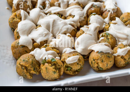 Le sfere di falafel con hummus salsa in piastra rettangolare. I cibi tradizionali. Foto Stock