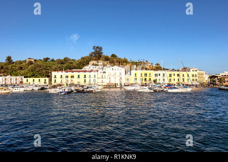 Ischia, Golfo di Napoli, regione Campania, Italia, Agosto 21, 2017: veduta del porto di Casamicciola, Ischia Foto Stock