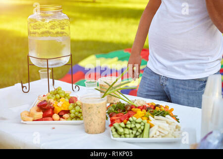 Uomo grasso su una dieta sana sfondo Foto Stock