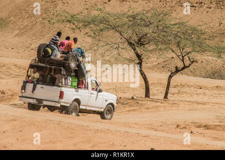 La Guajira, Colombia - 10/11/2015, pranzo i mezzi di trasporto pubblico il ritiro nel deserto Foto Stock