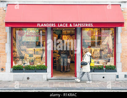 Belghe tradizionali pizzi fatti a mano e arazzi shop ingresso nell'accogliente centro storico di Brugge, in Belgio Foto Stock