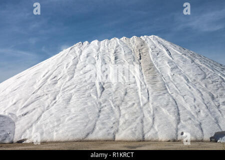 Spain Salt Works, Santa Pola, fabbrica di produzione Saline pile paesaggio saline saline saline, evaporazione montagna salata stoccaggio estrazione di giacimenti di sale miniere Foto Stock