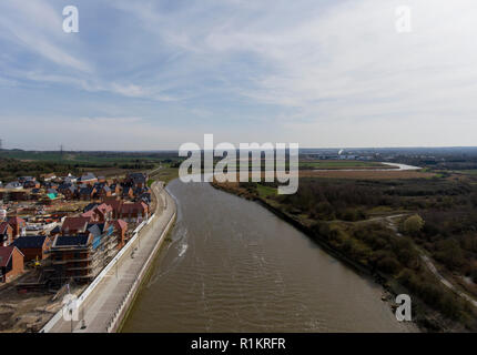 Peter's Village, nuovo sviluppo in costruzione sul lato del fiume nel Medway Valley, Kent, Inghilterra Foto Stock