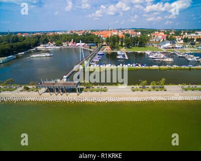 Vista aerea del pontile e marina sul lago Niegocin in città Gizycko, Mazury, Polonia Foto Stock