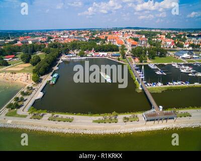 Vista aerea del pontile e marina sul lago Niegocin in città Gizycko, Mazury, Polonia Foto Stock