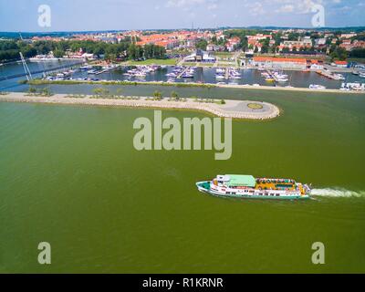 Vista aerea della nave in partenza dal porto sul Lago Niegocin in città Gizycko, Mazury, Polonia Foto Stock