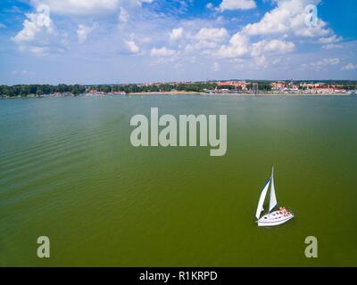 Vista aerea di yacht della vela sul lago Niegocin, Gizycko città in background, Mazury, Polonia Foto Stock