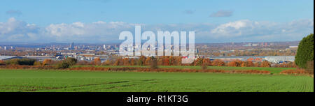 Una vista senza ostacoli del centro cittadino di Leeds Skyline presi da rothwell, West Yorkshire, Regno Unito. Foto Stock