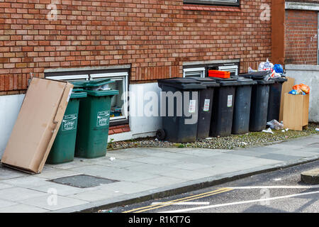 Il riciclaggio domestico cassonetti fuori proprietà residenziali in Hornsey Lane, Islington, London, Regno Unito Foto Stock