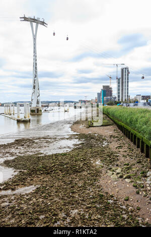 Emirati cable car service, che attraversano il fiume Tamigi da Greenwich Peninsula al Royal Victoria Dock, Londra, Regno Unito Foto Stock