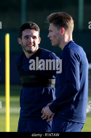 John McGinn della Scozia (a sinistra) durante la sessione di formazione a Edimburgo. PREMERE ASSOCIAZIONE foto. Data immagine: Martedì 13 novembre 2018. Scopri la storia di calcio della Pennsylvania Scotland. Il credito fotografico dovrebbe essere: Jane Barlow/PA Wire. Foto Stock