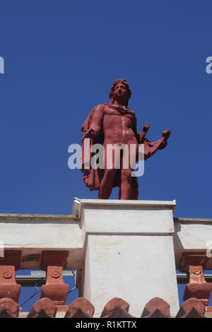 Kea Isola Grecia Ioulidha ex municipio costruito nel 1902 ora Scuola di Musica di argilla statua di Apollo sul tetto Foto Stock