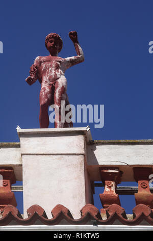 Kea Isola Grecia Ioulidha ex municipio costruito nel 1902 ora Scuola di Musica statua in argilla di Hermes Foto Stock