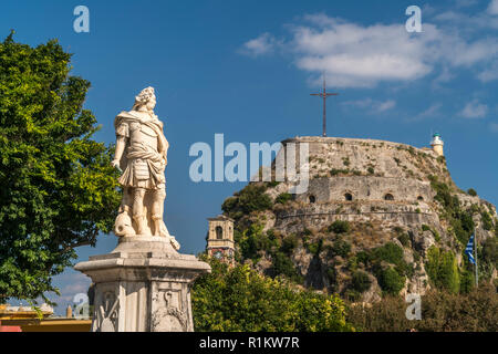 Denkmal des Graf Johann Matthias von der Schulenburg vor der Alten Festung in Korfu Stadt, Corfu, Griechenland, Europa | La statua di Mathias Joha Foto Stock