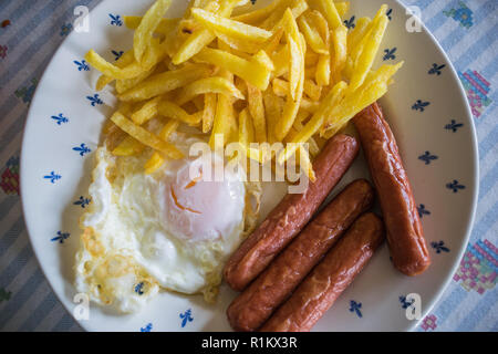 Patate fritte con uova e salsicce Foto Stock