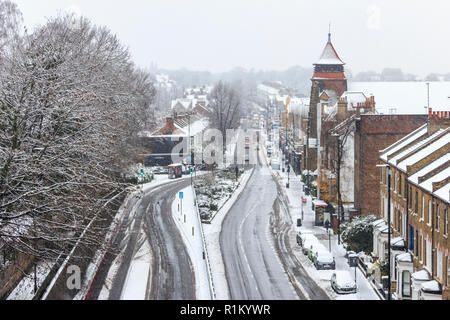 L'A1 Archway Road, guardando a nord da Hornsey Lane Bridge, Londra, Regno Unito, nella neve. Sant Agostino la chiesa a destra. Foto Stock