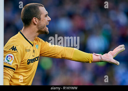 Barcellona, Spagna - 11 novembre: Pau Lopez di Real Betis Balompie reagisce durante la Liga match tra FC Barcelona e Real Betis Balompie al Camp Nou il 11 novembre 2018 a Barcellona, Spagna. (Foto di David Aliaga/MB Media) Foto Stock