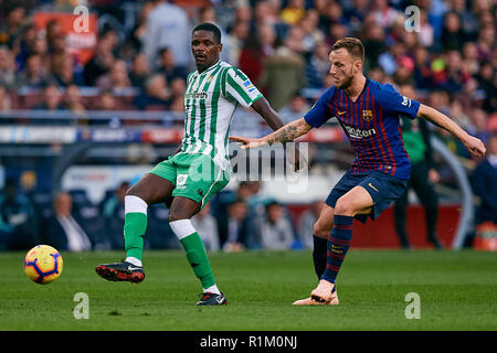 Barcellona, Spagna - 11 novembre: William Carvalho (L) del Real Betis Balompie compete per la sfera con Ivan Rakitic del FC Barcelona durante la Liga match tra FC Barcelona e Real Betis Balompie al Camp Nou il 11 novembre 2018 a Barcellona, Spagna. (Foto di David Aliaga/MB Media) Foto Stock