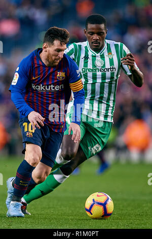 Barcellona, Spagna - 11 novembre: Leo Messi (L) del FC Barcelona compete per la sfera con William Carvalho di Real Betis Balompie durante la Liga match tra FC Barcelona e Real Betis Balompie al Camp Nou il 11 novembre 2018 a Barcellona, Spagna. (Foto di David Aliaga/MB Media) Foto Stock