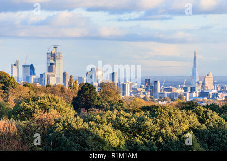 Una vista sulla modifica skyline di Londra su una soleggiata serata autunnale, London, Regno Unito Foto Stock