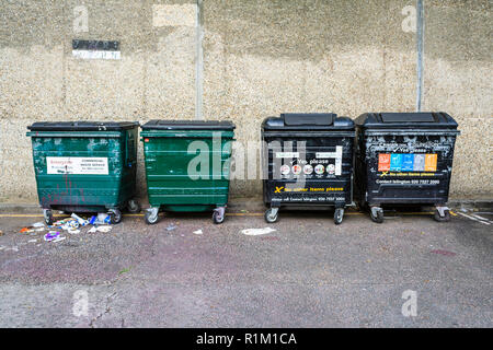 Islington Consiglio cassonetti per il riciclaggio in una piazzola di sosta accanto a Archway Road Islington, London, Regno Unito Foto Stock