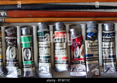 Utilizzati insieme di aquarelle e alcuni pennelli in scatola di metallo, close-up Foto Stock