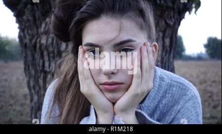 Ritratto di un bel 14 enne ragazza adolescente con gli occhi blu Foto Stock