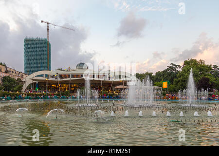 Tirana, Albania - 30 Giugno 2014: vista delle fontane nel parco della gioventù a Tirana in centro citta'. Tirana è la capitale e la città più popolosa dell'Albania. Foto Stock