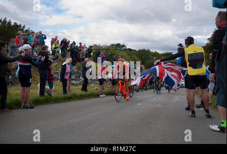 Portare i piloti in salita del ciclo, 2017 Tour della Gran Bretagna la gara su strada a Brill, Buckinghamshire, Inghilterra Foto Stock