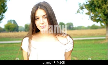 Ritratto di un bel 14 enne ragazza adolescente con gli occhi blu Foto Stock