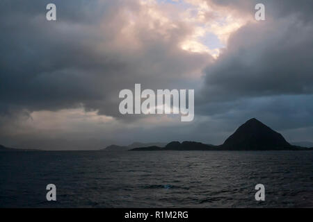 Dawn approach di Ålesund nel Breidsundet, Møre og Romsdal, Norvegia Foto Stock