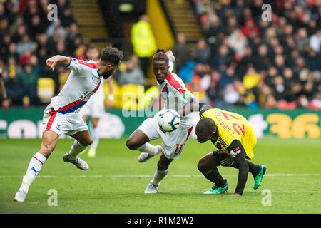 WATFORD, Inghilterra - 26 agosto: Andros Townsend (10) di Crystal Palace, Wilfried Zaha (11) di Crystal Palace, Christian Kabasele (27) di Watford durante il match di Premier League tra Watford FC e Crystal Palace a Vicarage Road il 26 agosto 2018 a Watford, Regno Unito. (MB Media ) Foto Stock