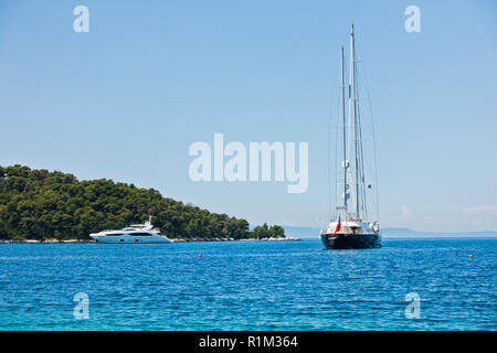 Grandi yacht vintage di fronte spiaggia di Panormos alla mattina, Panormos Bay, Skopelos Island, Grecia Foto Stock