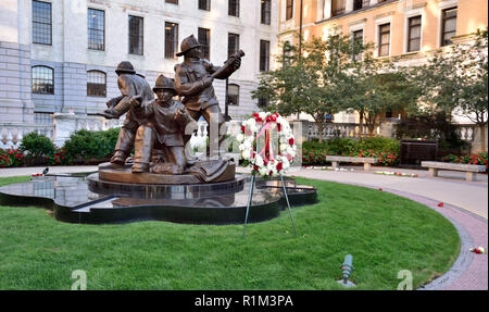 Memoriale per i vigili del fuoco ha perso in Massachusetts durante la lotta contro gli incendi in giardino del Massachusetts State House, Boston Foto Stock