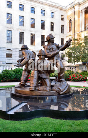 Memoriale per i vigili del fuoco ha perso in Massachusetts durante la lotta contro gli incendi in giardino del Massachusetts State House, Boston Foto Stock