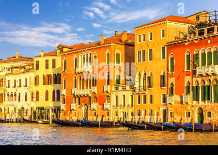 Palazzi su San Toma fermata del vaporetto a Venezia Foto Stock