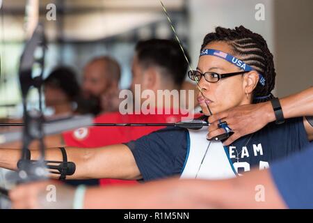 Il personale Sgt. Altermese Kendrick prende la mira al bersaglio durante la pratica di tiro con l'arco presso il team U.S. Invictus Games training camp a Port Hueneme, California. Il 2018 Invictus Giochi avranno luogo dal 20 - 27 ottobre a Sydney, in Australia. Foto Stock