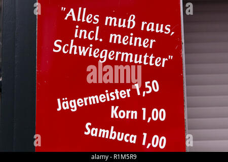 Funny segno di un pub nella parte vecchia della città di Colonia, Germania, (traduzione: tutto deve andare incl. la mia suocera). lustiges Schild un einer Foto Stock