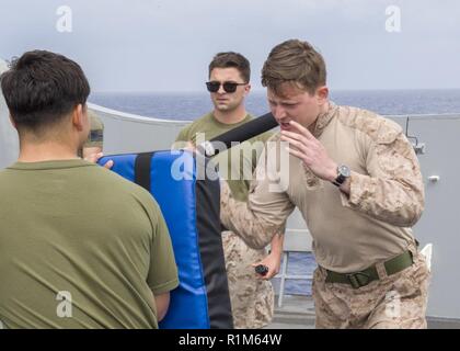 Mare Mediterraneo (ott. 13, 2018) Ospedale Corpsman 2a classe Evan Ridenour, destra, partecipa in armi non letali di formazione sul castello di prua del San Antonio-classe di trasporto anfibio dock nave USS ancoraggio (LPD 23) nel Mare Mediterraneo, 13 ottobre, 2018. Ancoraggio e avviato il XIII Marine Expeditionary Unit sono distribuiti negli Stati Uniti Sesta flotta area di operazioni come una crisi della forza di risposta a sostegno dei partner regionali nonché a promuovere U.S. interessi di sicurezza nazionali in Europa e in Africa. Foto Stock