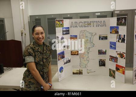 Lancia Cpl. Vanessa Estrada, un amministratore di rete con la sezione Comunicazioni, sede e società di servizio, Chimica Biologica risposta incidente vigore, CBIRF, Stand by per presentare il suo paese selezionato bordo a bordo di supporto navale Facility Indian Head, Md., 11 ott. 2018. CBIRF Marines hanno partecipato a una fiera culturale per eredità ispanica mese. Foto Stock