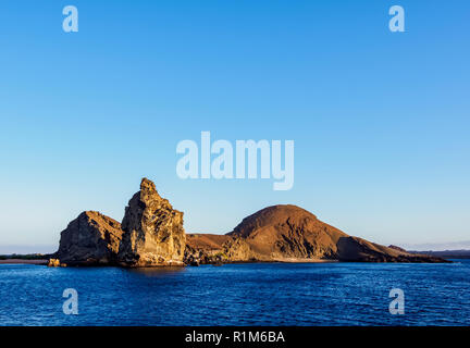 Pinnacolo di roccia su Bartolome Island al tramonto, Galapagos, Ecuador Foto Stock