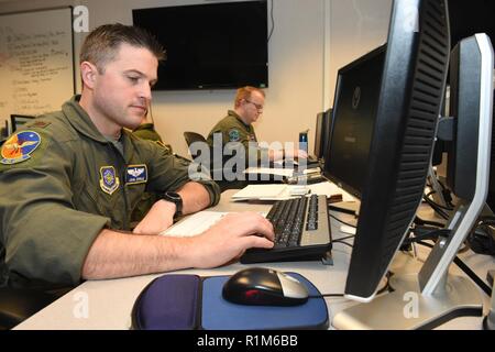 Il Mag. John Zirkle, 621st Aria Mobilità Operations Squadron team controllo vice e MSgt Nicholas Brehm, 514th AMOS mission manager log in loro workstation dopo il cambio di marcia all'interno di un centro per le operazioni aeree sistema di armi Suite presso la loro stazione di casa qui Ottobre 12. Originariamente costruito come un training facility, oggi la suite conferisce a questi di mobilità in aria il comando e il controllo degli esperti per eseguire operazioni di aria da una postazione distribuita a sostegno di separato geograficamente Centri di Operazioni Aeree. Foto Stock
