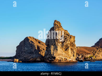 Pinnacolo di roccia su Bartolome Island al tramonto, Galapagos, Ecuador Foto Stock