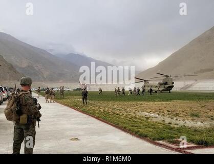 Raider Brigata soldati dal 4° Battaglione, 9° Reggimento di Fanteria, 1° Stryker Brigade Combat Team, 4a divisione di fanteria, insieme con gli Stati Uniti Marine e soldati ceca, lavorano insieme per garantire una zona di atterraggio per un CH-47 Chinook trasportano militari e di polizia i team di consulenza. I consulenti lavorano con la polizia e l esercito nazionale afgano ad attuare misure di sicurezza per il distretto di prossima uscita e le elezioni parlamentari di sabato. I raider sono montare, ispirato, disciplinato e ben addestrato per ogni missione e in qualsiasi momento. Foto Stock