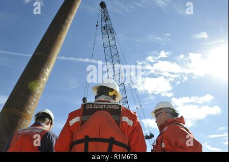 Costa tre guardie supervisionare l'inquinamento di attenuazione a bordo di una chiatta sull'Atlantico Intracoastal Waterway a New Hanover County, N.C., Venerdì, Ottobre 19, 2018. Il supporto di emergenza funzione-10 comando unificato, composta di Stati Uniti Guardia costiera e la Carolina del Nord la fauna selvatica delle risorse, la Commissione ha lavorato con squadre di soccorso per attenuare l'inquinamento da affondata o spostato le navi nel disastro-contee dichiarata dopo l uragano Firenze. Foto Stock