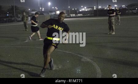 Stati Uniti Esercito Capt. Robert Harrison, comandante della United States Army Signal Activity-Kuwait, giri dopo un cono durante la navetta sprint manifestazione delle forze armate tedesche badge di competenza di base test di fitness. Il GAFPB promuove l'interoperabilità tra gli Stati Uniti Esercito e allied forze dei partner mediante la costruzione di un cameratismo tra concorrenti. Foto Stock