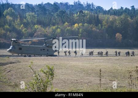 Stati Uniti Soldati con il 6° Stormo, diciassettesimo reggimento di cavalleria, 4a combattere la Brigata Aerea andare per la cavalleria Stetson e speroni a gamma Oberdachstetten complesso in Ansbach, Germania, 16 ottobre 2018. I soldati arrivano con CH-47 elicottero Chinook trasporta per l'inserimento di marcia avanti e di punto di rifornimento (FARP) e marzo al poligono di tiro e la corsa ad ostacoli per assumere il tradizionale sfida. Lo sperone Ride è il solo mezzo di giunzione del ordine di Sperone, al di là di una induzione di guerra. Il comportamento di uno sperone Ride varia ma generalmente è una manifestazione che si svolge su più giorni durante i quali un Trooper Foto Stock