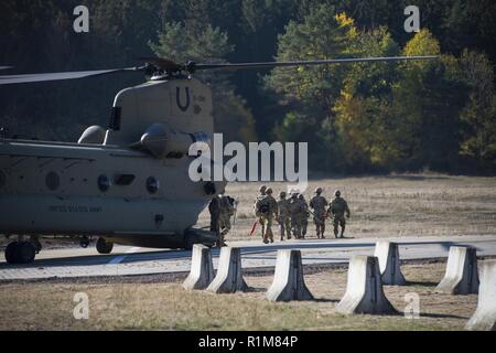 Stati Uniti Soldati con il 6° Stormo, diciassettesimo reggimento di cavalleria, 4a combattere la Brigata Aerea andare per la cavalleria Stetson e speroni a gamma Oberdachstetten complesso in Ansbach, Germania, 16 ottobre 2018. I soldati arrivano con CH-47 elicottero Chinook trasporta per l'inserimento di marcia avanti e di punto di rifornimento (FARP) e marzo al poligono di tiro e la corsa ad ostacoli per assumere il tradizionale sfida. Lo sperone Ride è il solo mezzo di giunzione del ordine di Sperone, al di là di una induzione di guerra. Il comportamento di uno sperone Ride varia ma generalmente è una manifestazione che si svolge su più giorni durante i quali un Trooper Foto Stock