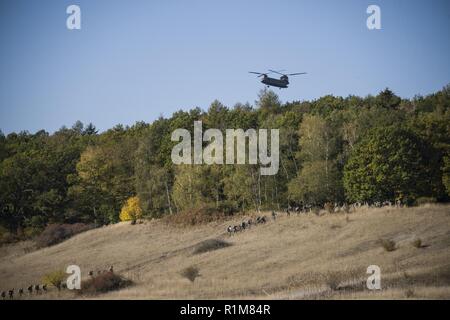 Stati Uniti Soldati con il 6° Stormo, diciassettesimo reggimento di cavalleria, 4a combattere la Brigata Aerea andare per la cavalleria Stetson e speroni a gamma Oberdachstetten complesso in Ansbach, Germania, 16 ottobre 2018. I soldati arrivano con CH-47 elicottero Chinook trasporta per l'inserimento di marcia avanti e di punto di rifornimento (FARP) e marzo al poligono di tiro e la corsa ad ostacoli per assumere il tradizionale sfida. Lo sperone Ride è il solo mezzo di giunzione del ordine di Sperone, al di là di una induzione di guerra. Il comportamento di uno sperone Ride varia ma generalmente è una manifestazione che si svolge su più giorni durante i quali un Trooper Foto Stock