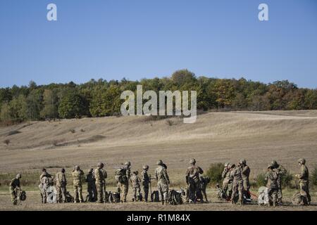 Stati Uniti Soldati con il 6° Stormo, diciassettesimo reggimento di cavalleria, 4a combattere la Brigata Aerea andare per la cavalleria Stetson e speroni a gamma Oberdachstetten complesso in Ansbach, Germania, 16 ottobre 2018. I soldati arrivano con CH-47 elicottero Chinook trasporta per l'inserimento di marcia avanti e di punto di rifornimento (FARP) e marzo al poligono di tiro e la corsa ad ostacoli per assumere il tradizionale sfida. Lo sperone Ride è il solo mezzo di giunzione del ordine di Sperone, al di là di una induzione di guerra. Il comportamento di uno sperone Ride varia ma generalmente è una manifestazione che si svolge su più giorni durante i quali un Trooper Foto Stock